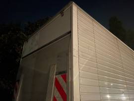 Furgone Iveco con sponda posteriore Caricatrice