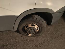 Furgone Iveco con sponda posteriore Caricatrice
