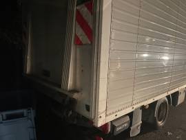 Furgone Iveco con sponda posteriore Caricatrice