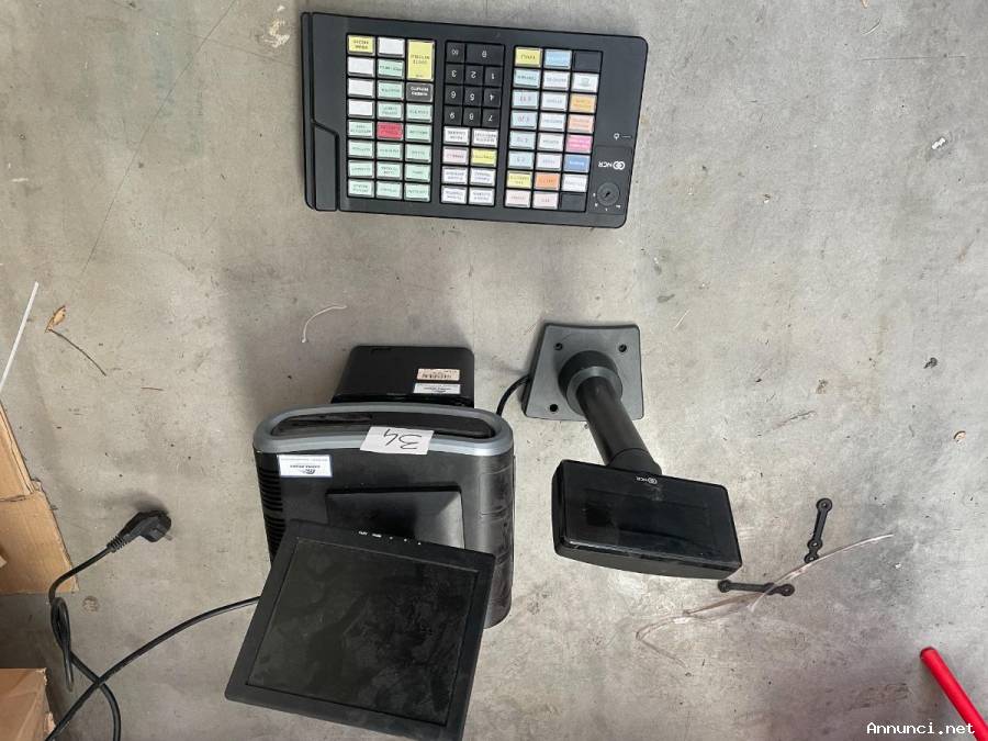 Arredo negozio smontato e macchine da ufficio
