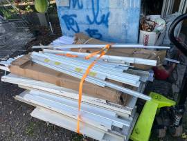 Arredo negozio smontato e macchine da ufficio