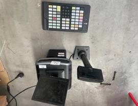 Arredo negozio smontato e macchine da ufficio