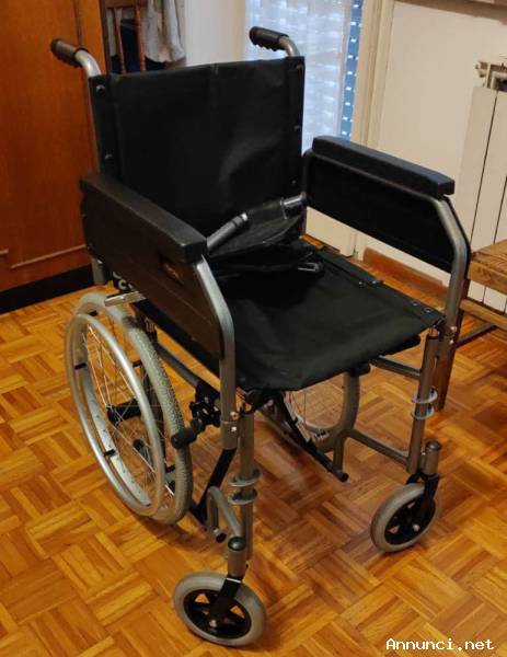 CARROZZINA DISABILI PIEGHEVOLE ad autospinta, usata ma in ottimo stato, diamo in como