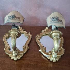 Coppia di piccole appliques d'antan ,cornice sagomata realizzata in legno dorato con ventoline a mol