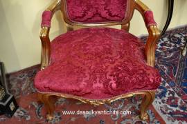Poltrona dorata in tessuto damascato rosso stile Barocco