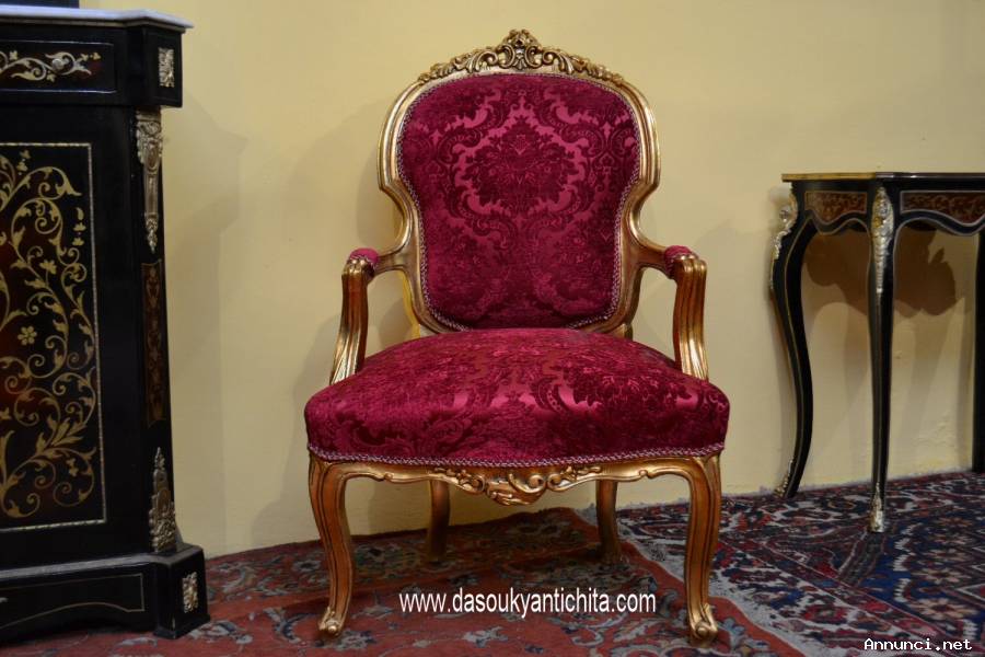 Poltrona dorata in tessuto damascato rosso stile Barocco