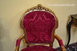 Poltrona dorata in tessuto damascato rosso stile Barocco