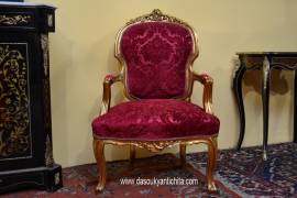 Poltrona dorata in tessuto damascato rosso stile Barocco
