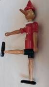 Pinocchio in legno, dipinto a mano e completamente snodabile, lunghezza: 30 cm. Fabbricato in Italia