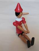 Pinocchio in legno, dipinto a mano e completamente snodabile, lunghezza: 30 cm. Fabbricato in Italia