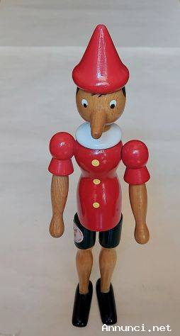 Pinocchio in legno, dipinto a mano e completamente snodabile, lunghezza: 30 cm. Fabbricato in Italia