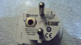 SKROSS - Adattatore 220volts, da presa Shuco a presa del resto del mondo