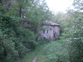 Rustico ex mulino in sassi vic.ze ruscello con terreno 3 ettari 