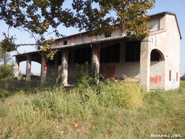 Rustico indip. da ristrut. con 8.5 ettari di terreno a Baganzola