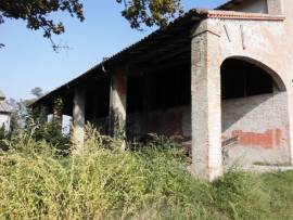 Rustico indip.  da ristrut. con 8.5 ettari di terreno a Baganzola 
