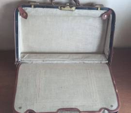 Valigia d'antan-vintage in cuoio semirigida , per auto con cinghie chiusura, in buono stato come da 