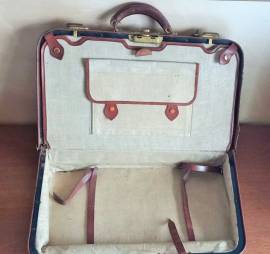 Valigia d'antan-vintage in cuoio semirigida , per auto con cinghie chiusura, in buono stato come da 