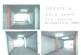 locale per deposito e park grandi furgoni carichi di merce