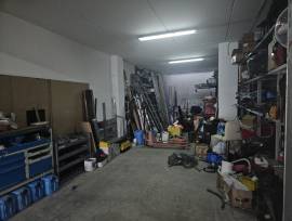 locale per deposito e park grandi furgoni carichi di merce