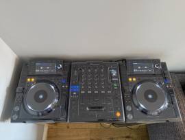Pacchetto composto da 2 mixer CDJ2000 Nexus e DJM900 Nexus