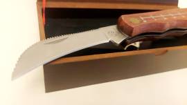 Coltellino chiudibile con manico in legno, spazzolino e gancetto per funghi marchio Keen Blades