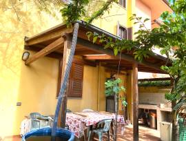 Tettoia in legno mt 6,50x3 fatta su misura