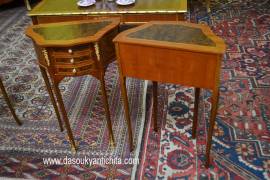 Coppia di tavolini-comodini semicerchio stile Luigi XV Coppia di tavolini-comodini semicerchio stile Luigi XV