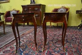 Coppia di tavolini-comodini bombati stile Luigi XV