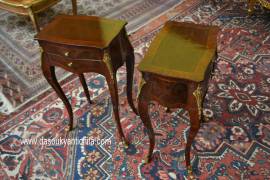Coppia di tavolini-comodini bombati stile Luigi XV