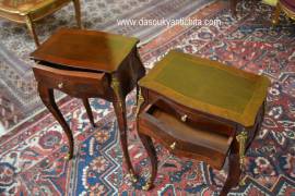 Coppia di tavolini-comodini bombati stile Luigi XV