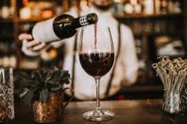 BAR  BAR  PICCOLO GRAZIOSO IN ZONA DI PASSAGGIO  MOLTO  FREQUENTATO  PER I SUOI  COCKTAIL  -  APERIT