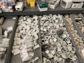 Stock lampade da tavolo, materiale elettrico e minuteria varia