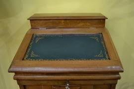 Schedario- classificatore con piano di scrittura in ecopelle verde stile inglese Schedario- classificatore con piano di scrittura in ecopelle verde stile inglese