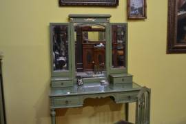 Toiletta con sedia stile Luigi XVI laccata verde salvia anni 50 Toiletta con sedia stile Luigi XVI laccata verde salvia anni 50