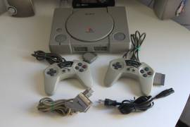 Retrogaming Console Playstation SCPH 9002 MODCHIP usata con due controller turbo