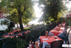 Bar ristorante in riva al lago