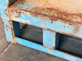 Cassoni in ferro con un lato aperto
