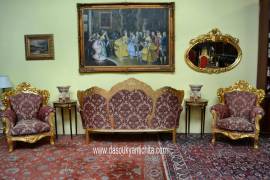 Salotto dorato in tessuto damascato rosso cardinale stile Barocco