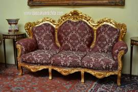 Salotto dorato in tessuto damascato rosso cardinale stile Barocco
