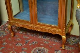 Vetrina-cristalliera dorata a due sportelli stile Luigi XV