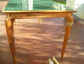 Tavolo in legno lucido intarsiato con piano in vetro/cristallo color verde