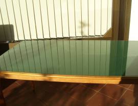 Tavolo in legno lucido intarsiato con piano in vetro/cristallo color verde