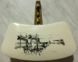 Vintage Gancio Appendiabiti in Plastica dura e Ottone immagine di un porticciolo con due barche 