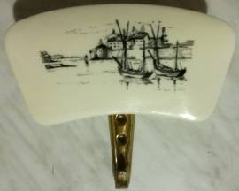 Vintage Gancio Appendiabiti in Plastica dura e Ottone immagine di un porticciolo con due barche 