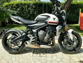 Moto Triumph trident 660