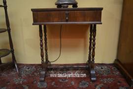 Tavolino stile Luigi Filippo con gambe a rocchetto