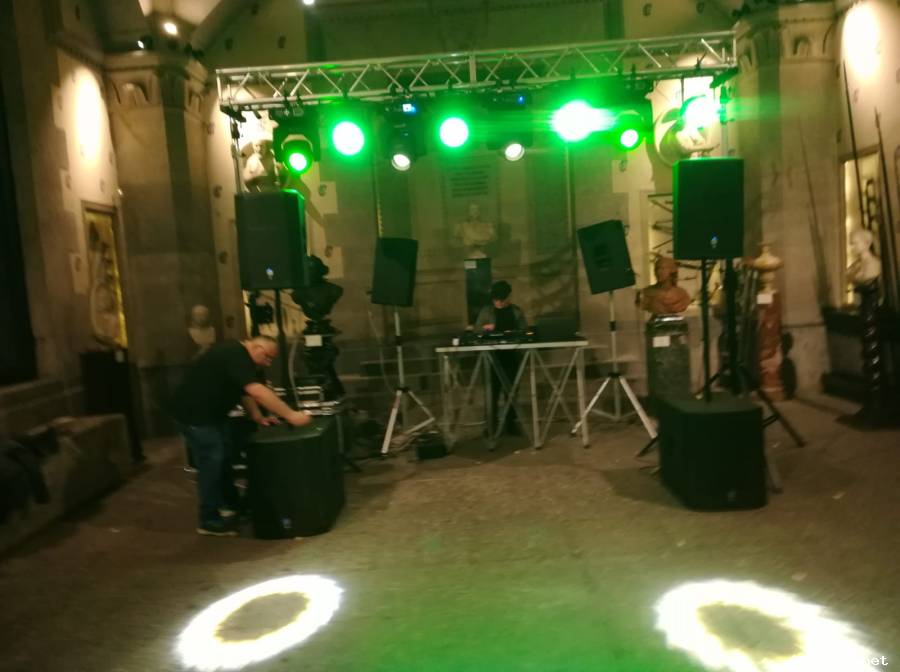 Noleggio casse, luci LED e microfoni per feste, matrimoni ed eventi