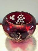 Antico Vaso in cristallo di Boemia rosso rubino molato con inserti di grappoli uva e foglie . Condiz