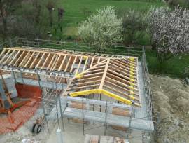 Travi e materiali antichi per strutture e design 