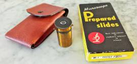 Microscopio portatile  da campo  vintage   in dotazione di n° 2 scatole  anni '60 di n° 12  di vetri